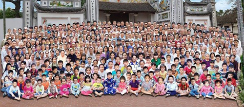 Xuất hiện bức ảnh dòng họ siêu 'khủng' khiến dân mạng 'tròn mắt' nhưng chi tiết này làm ai cũng 'ngã ngửa'