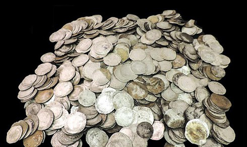 Bất ngờ đào được kho báu 1.000 đồng xu cổ trên cánh đồng