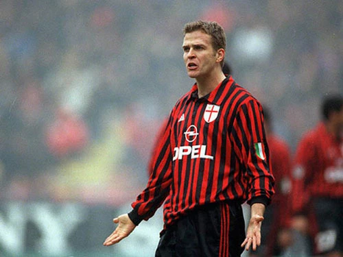 4. Áo đấu AC Milan ở mùa giải 1999/2000 được bán với giá 450 euro: Mùa giải 1999/200, Milan sở hữu đội hình đầy mơ ước với những Paolo Maldini, Alessandro Costacurta, Leonardo, Zvonimir BobanOliver Bierhoff, Andriy Shevchenko...lại thi đấu không thành công khi chỉ đứng thứ 3 ở Serie A, á quân Siêu cúp Italia, lọt vào bán kết Coppa Italia và sớm phải dừng bước ở vòng bảng Champions League