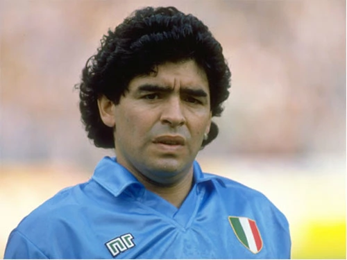 2. Áo đấu Napoli ở mùa giải 1990/91 được bán với giá 570 euro: Ở mùa giải này, Napoli sở hữu trong tay những cầu thủ chất lượng như Ciro Ferrara, Gianfranco Zola và đặc biệt là Diego Maradona. Tuy nhiên, họ lại chỉ đứng thứ 9 ở Serie A, lọt vào bán kết Coppa Italia, có mặt ở vòng 1/8 UEFA Cup nhưng vô địch Siêu cúp Italia
