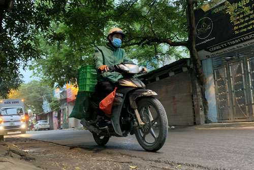 Tâm sự của những shipper ngày đêm ngoài đường giữa mùa dịch Covid-19: "Dịch bệnh ai cũng sợ nhưng phải cố gắng vì miếng cơm manh áo"