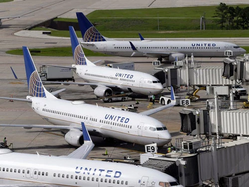 Giám đốc điều hành Oscar Munoz và Chủ tịch Scott Kirby của Hãng hàng không United Airlines cũng hạ mức lương của họ xuống 0 USD cho đến tháng 6. Ảnh: AP.