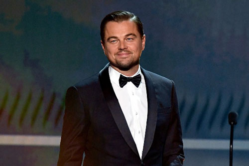 Leonardo DiCaprio bắt tay với Tim Cook