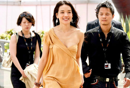 Thư Kỳ gây sốt với khoảnh khắc gợi cảm đến mức nam nhân bên cạnh phải liếc nhìn