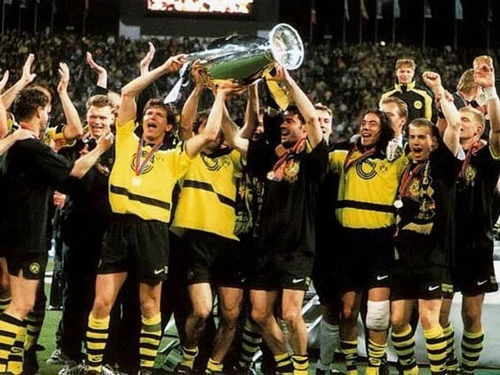 9. Áo đấu Dortmund ở mùa giải 1996/97 được bán với giá 340 euro: Đây là mùa giải không thành công của Dortmund ở giải quốc nội khi chỉ xếp thứ 3 tại Bundesliga, á quân cúp quốc gia Đức, vô địch Siêu cúp Đức và giành Champions League