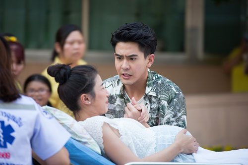 Đang ngủ thì thấy bụng khó chịu, em biết mình vỡ ối sắp sinh nên 'khều' chồng dậy, nào ngờ anh xua tay nói một câu khiến em muốn 'nổi đóa'