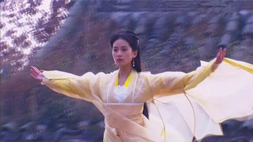 Mỹ nhân Hoa ngữ diện "hoàng y cổ trang" cũng "thần thái xuất chúng" thế này