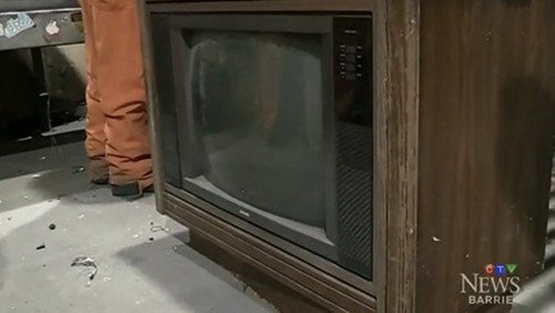 Bất ngờ phát hiện tiền tỷ bên trong ti vi cũ