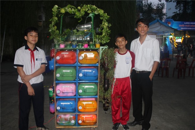 Từ đồ nhựa bỏ đi, thầy trò tạo ra tủ sắc màu để nuôi cá, trồng hoa, đựng sách