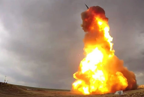Một tên lửa phòng không Nga được khai hỏa trong diễn tập