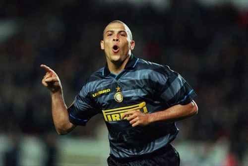 6. Áo đấu Inter Milan ở mùa giải 1997/98 được bán với giá 425 euro: Nhiều CĐV Inter và trên khắp thế giới vẫn thích kiểu áo này của Inter. Đó là mùa giải mà Inter sở hữu trong đội hình 