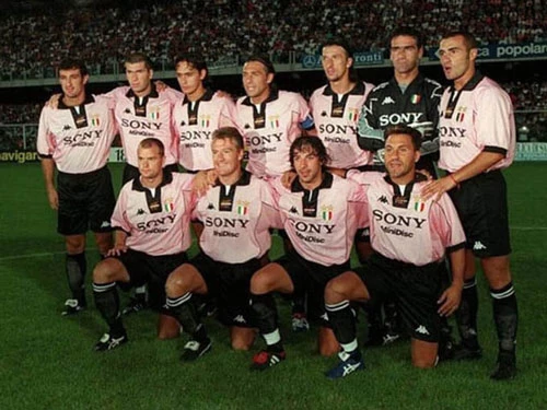 10. Áo đấu Juventus ở mùa giải 1997/98 được bán với giá 340 euro: Đây là mùa giải thành công của Juventus ở quốc nội với Siêu cúp Italia, chức vô địch Serie A nhưng lại chỉ giành được ngôi á quân Champions League