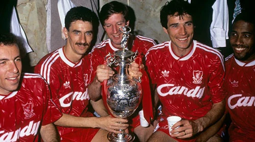 8. Áo đấu Liverpool ở giai đoạn 1989/91 được bán với giá 400 euro: Ở giai đoạn này, Liverpool chỉ 1 lần đăng quang tại giải VĐQG Anh (còn gọi là First Division chứ chưa đổi thành Premier League) và 1 Siêu cúp Anh