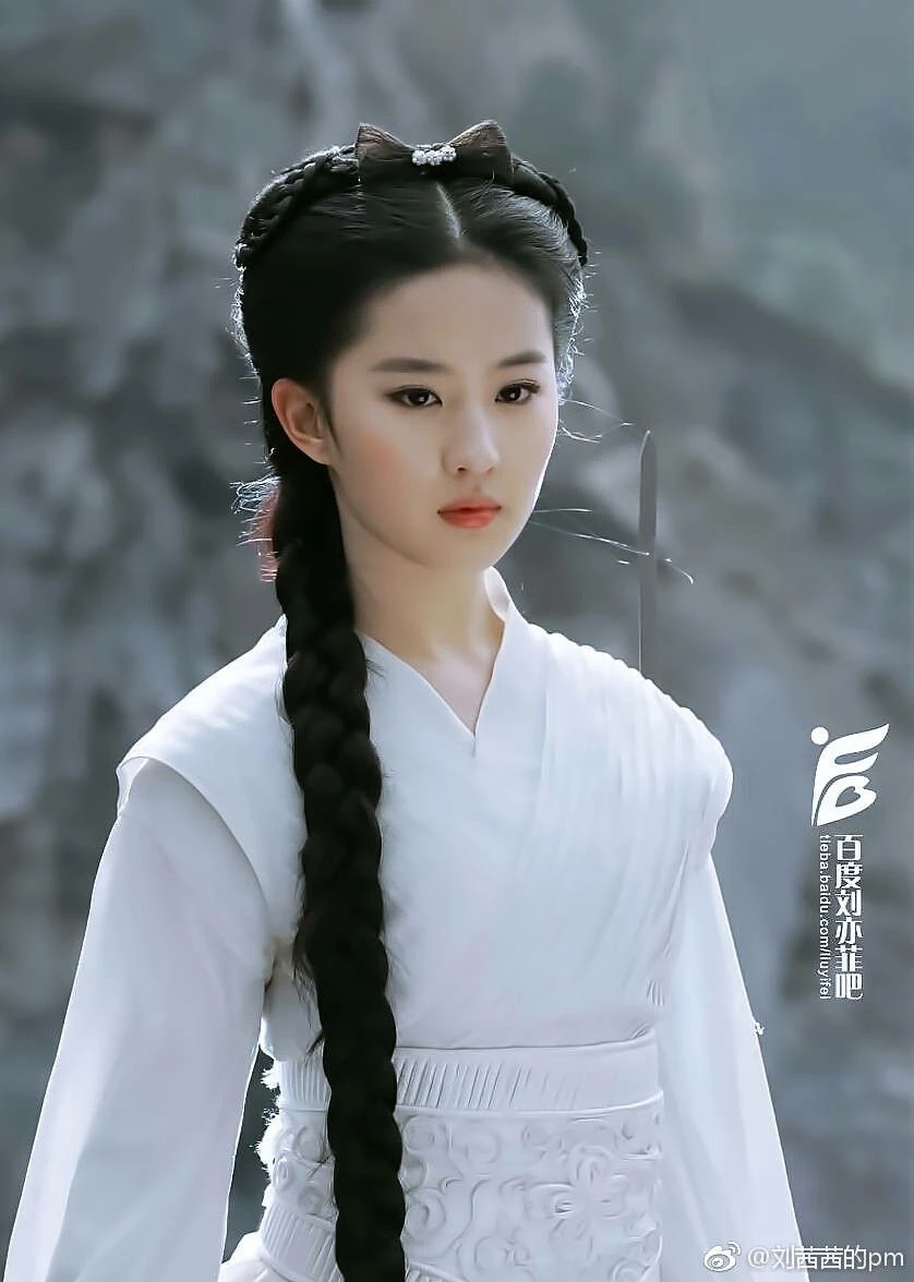 Tuy ở thời điểm đó diễn xuất của Lưu Diệc Phi còn khá non kém, tuy nhiên dung mạo xinh đẹp của cô lại giống hệt như Kim Dung - Ảnh: Sina