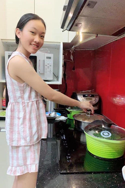 Con gái nuôi Thiêng Ngân lần đầu vào bếp nấu ăn cho Phi Nhung.