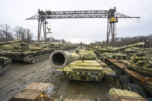 Sau khi Liên Xô tan rã, ước tính quân đội Ukraine được thừa hưởng tới hơn 20.000 xe tăng chiến đấu chủ lực cùng hàng chục ngàn xe thiết giáp các loại, khiến cho lục quân nước này được đánh giá rất cao về sức mạnh.