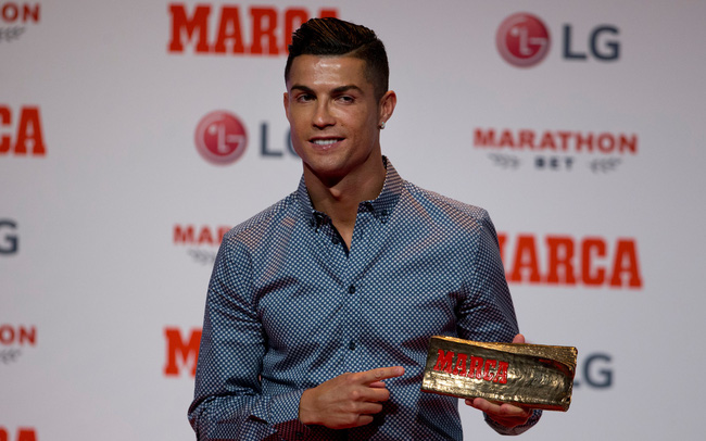 Vượt mặt Messi, Ronaldo là cầu thủ hay nhất mọi thời đại