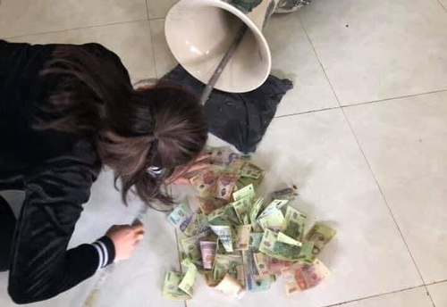 Lau chùi chiếc bình cổ của gia đình, vợ vô tình phát hiện "quỹ đen" của chồng