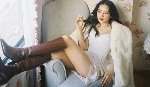 Chi Pu "gây sốc" với hình ảnh cầm điếu thuốc trên tay