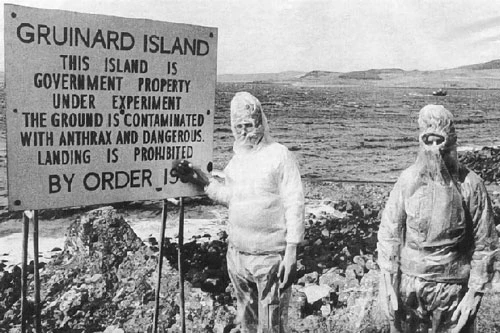 Đảo Gruinard, nơi chính phủ Anh cho thử nghiệm bào tử bệnh than, trở thành khu vực cấm trong suốt gần 50 năm sau Chiến tranh thế giới thứ hai.