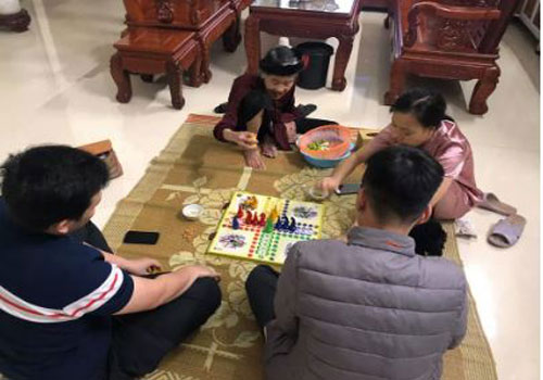 Nghỉ dịch ở nhà, các cháu rủ bà nội 90 tuổi chơi cờ cá ngựa, ai ngờ gặp đúng "tay lắc" chuyên nghiệp