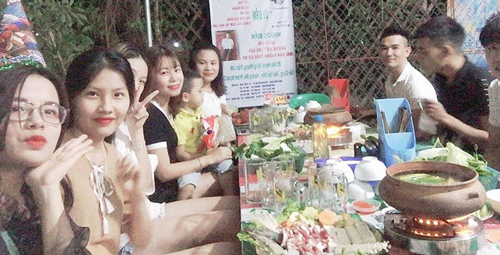 Thấy anh chàng 5 năm chưa có người yêu, hội bạn thân gom tiền làm banner "rao bán" khiến ai cũng choáng