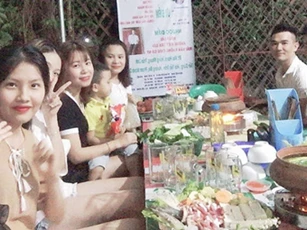 Thấy anh chàng 5 năm chưa có người yêu, hội bạn thân gom tiền làm banner "rao bán" khiến ai cũng choáng