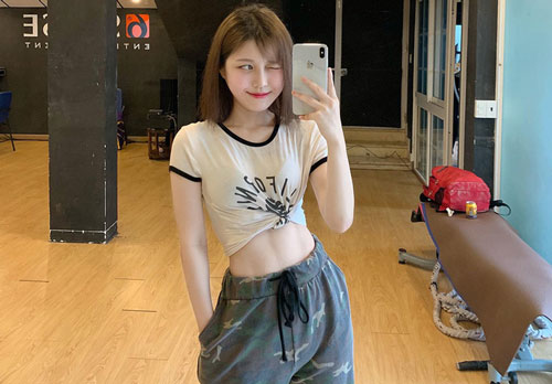 Han Sara khoe vòng eo nhỏ hơn cả Ngọc Trinh: 'Bắt trend' thử thách tai nghe 