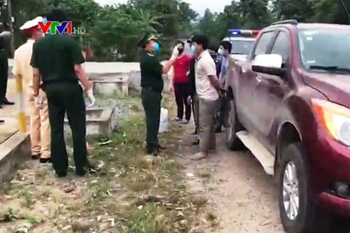 Bắt giữ xe ô tô chở người vượt biên trốn cách ly
