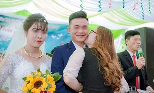 Sự thật bất ngờ về bức ảnh cô gái "cả gan" hôn chú rể ngay trước mặt cô dâu trên sân khấu