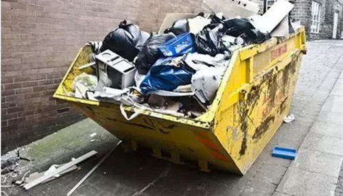 Thấy chiếc túi đen khác thường ở thùng rác, người đàn ông mở ra thì phát hiện thứ khó ngờ được cất giấu bên trong