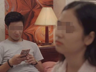 Phải chịu đựng mẹ chồng khó tính, cô vợ càng thêm bực bội khi chồng 'giữ khư khư' kỷ vật của người yêu cũ