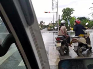 Lại thêm hai cô gái dừng xe giữa vạch kẻ đường để "buôn chuyện" như ở nhà