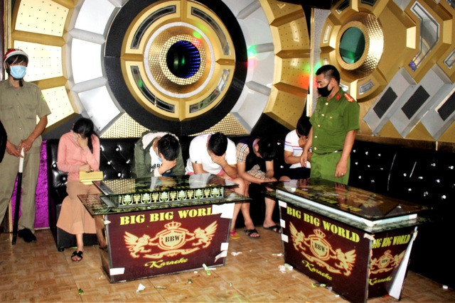 Quảng Nam: 11 thanh niên nam nữ “bay lắc” trong quán karaoke dù bị cấm