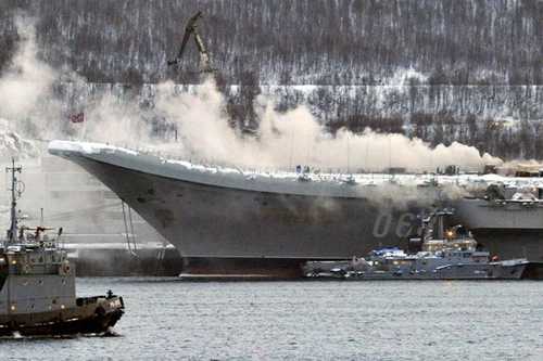 Tàu sân bay Đô đốc Kuznetsov của Hải quân Nga tại thời điểm đám cháy bùng phát. Ảnh: TASS.