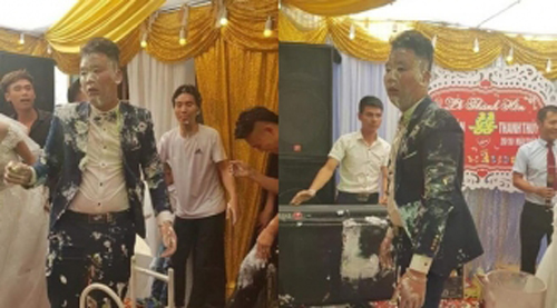 Đang đứng trên sân khấu, chú rể bất ngờ bị hội bạn "úp" bánh gato khắp người nhưng nhìn cô dâu mới thương cảm