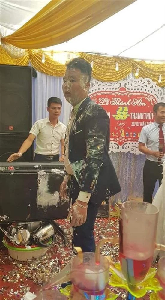 Chú rể bị hội bạn bôi bánh kem khắp người.