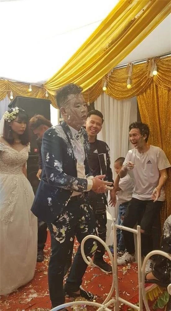 Nhìn cô dâu chú rể mà ai cũng thương cảm.