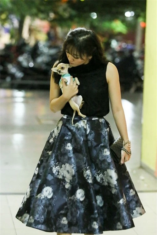 Dễ thương lẫn kinh dị khi sao Việt ôm ấp cún, trăn rắn như phụ kiện - 4