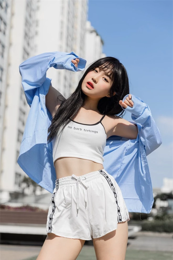 Han Sara khẳng định đẳng cấp vòng eo nhỏ hơn cả Ngọc Trinh: Bắt trend thử thách tai nghe trong một nốt nhạc! - Ảnh 6. Han Sara khẳng định đẳng cấp vòng eo nhỏ hơn cả Ngọc Trinh: Bắt trend thử thách tai nghe trong một nốt nhạc! - Ảnh 6.