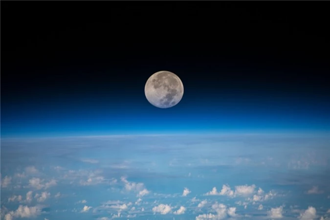 Nghiên cứu mới cho thấy Mặt Trăng cũng có điện - 1
