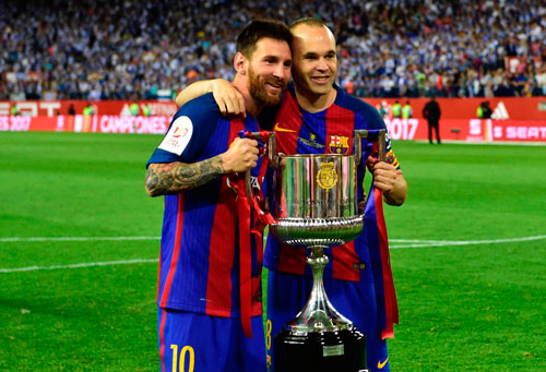 Top 10 cầu thủ vĩ đại nhất lịch sử CLB Barcelona: Messi chỉ xếp thứ 3