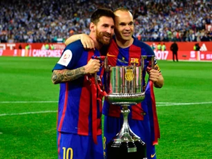 Top 10 cầu thủ vĩ đại nhất lịch sử CLB Barcelona: Messi chỉ xếp thứ 3