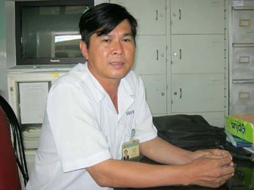 Bác sỹ Lê Hoàng Sơn trao đổi với PV.
