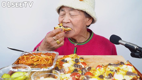 Cụ bà 82 tuổi "gây sốt" trên MXH vì làm các vlog ăn uống "lạ đời"