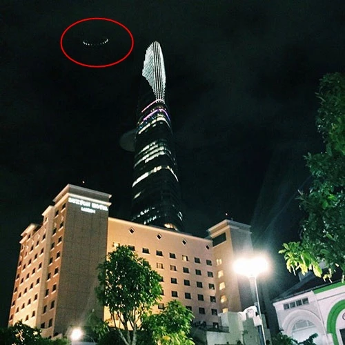 Bức ảnh nhóm bạn trẻ chụp được cho là có sự xuất hiện của UFO. Bức ảnh nhóm bạn trẻ chụp được cho là có sự xuất hiện của UFO.