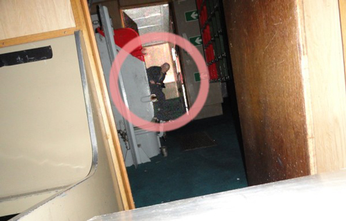 Phát hiện "bóng ma" bí ẩn cầm rìu đi lại trên tàu