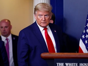Ông Trump nói Mỹ sẽ trả tiền điều trị Covid-19 cho người không có bảo hiểm