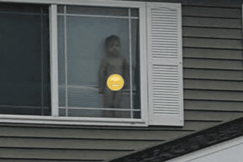 Để con ngồi xem phim rồi đi tắm, người phụ nữ trở ra liền nhận được dòng tin nhắn của hàng xóm, kèm bức ảnh chụp con trai "gây bão" MXH