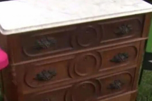 Mua tủ cũ giá rẻ, người đàn ông "choáng váng" khi nhìn thấy 7,5 triệu đô la Mỹ còn nguyên vẹn bên trong